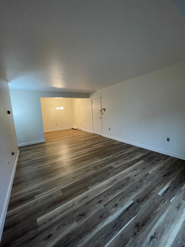 Building Photo - 1 Bedroom Condo in a quiet building in Ems...