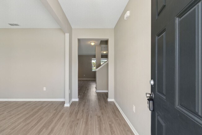 Foto del edificio - Spacious 5-Bedroom Home  – Prime Amelia Concourse Location!