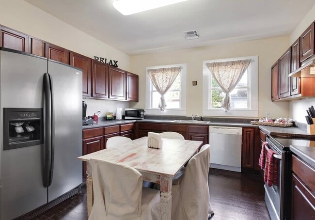 Dine-In Kitchen - 2506 Myrtle St