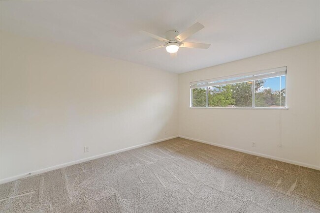 Foto del edificio - 4904 Creekline Dr