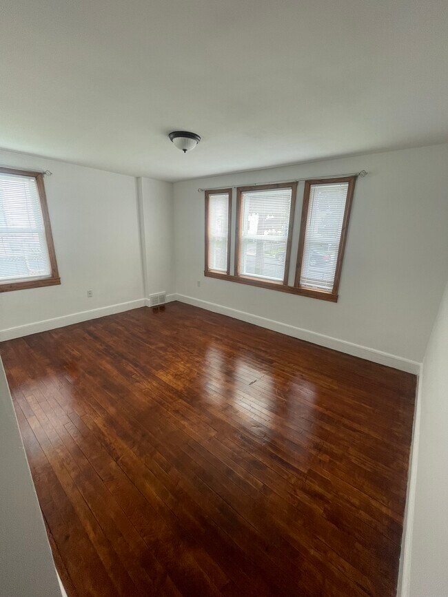 Building Photo - 80 Gladeside Ave