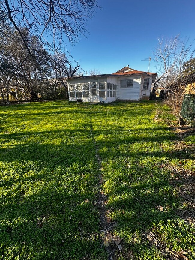 Building Photo - 3 bedroom 1 bathroom with 1 car garage in ...