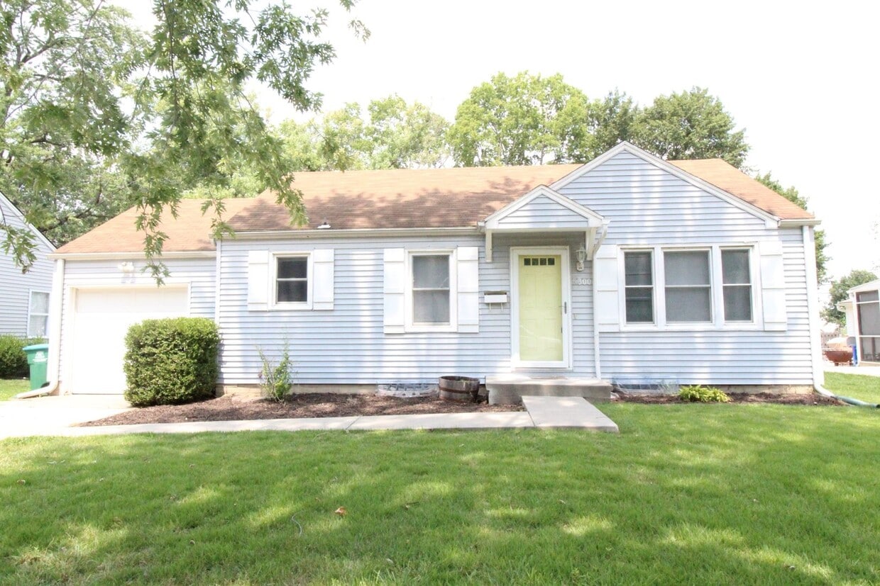 Primary Photo - 2 Bedroom 1 Bath Home in Roeland Park