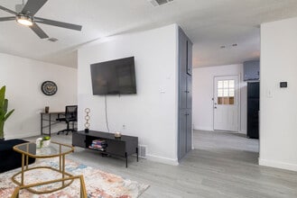 Building Photo - 420 Wilshire Dr