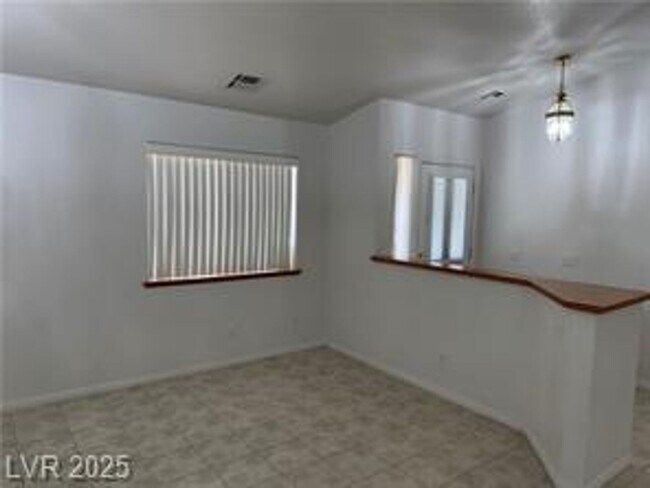 Foto del edificio - Now available - first time rental!