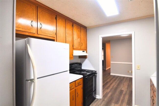 Building Photo - 165 E 6th St