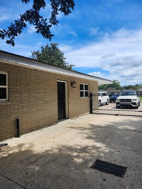Foto del edificio - 8137 Brandon Dr