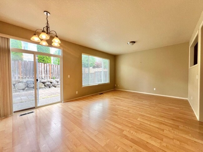 Building Photo - Beautiful 3-Bedroom Home in Hillsboro’s Desirable Arbor Roses Community!