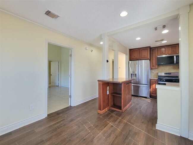 Building Photo - 6215 Francis Marion Dr