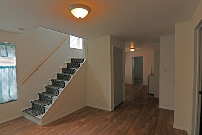 Vista de la escalera que lleva al segundo piso y del pasillo del primer piso. - 348 Chittenden Ave