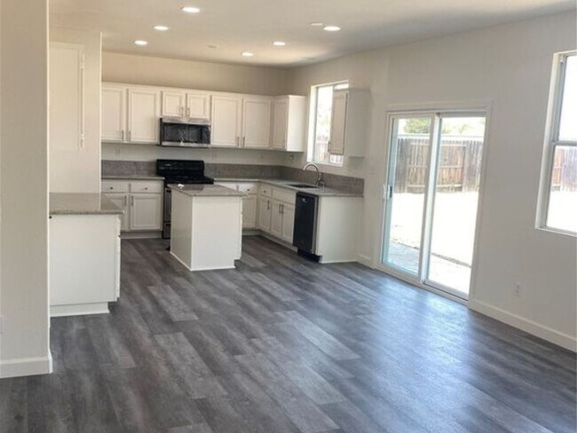 Foto del edificio - 5 Bedroom Single Family Home in Hemet