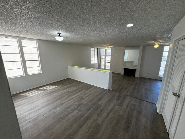Foto del edificio - 3 BEDROOM 2 BATH, FIRST FLOOR UNIT