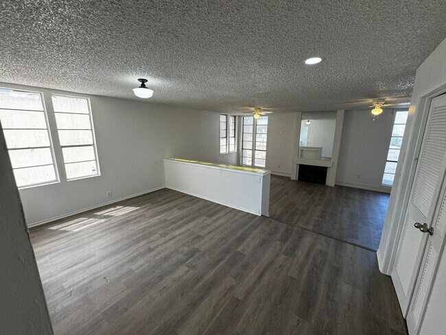 Building Photo - 3 BEDROOM 2 BATH, FIRST FLOOR UNIT