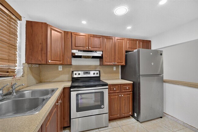 Foto del edificio - 6001 Shaker Wood Cir