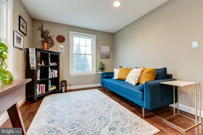Building Photo - 6525 Sunburst Way