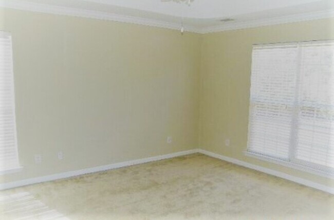 Foto del edificio - 256 Silver Brook Cir