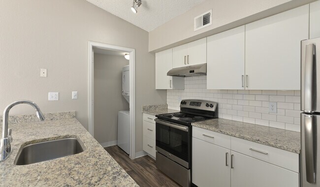 Un espacio para todo, desde aperitivos rápidos hasta grandes cenas. - Arcadia Apartment Homes