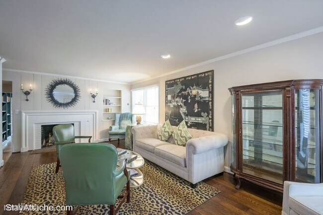 Building Photo - 3 br, 3.5 bath Townhome - 1511 34th St NW