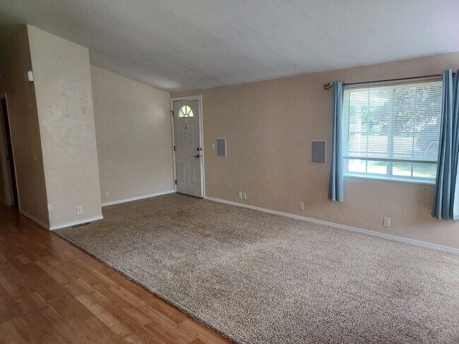 Building Photo - 2 Bed 2 Bath with office in Belgrade with ...