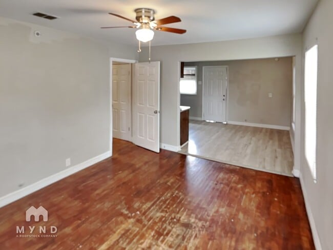 Foto del edificio - 4925 Merrimac St