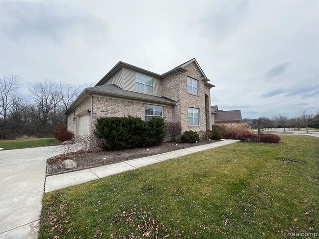 Building Photo - 47624 Lindenhurst Blvd