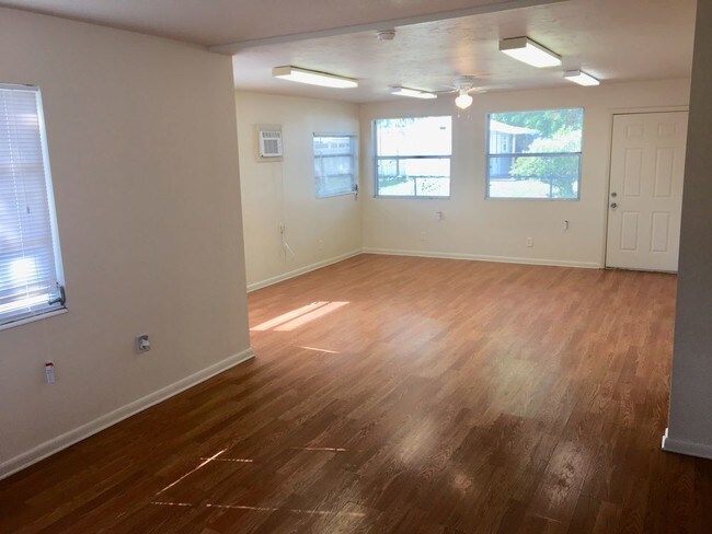 Foto del edificio - Spacious 3/2 with fenced yard