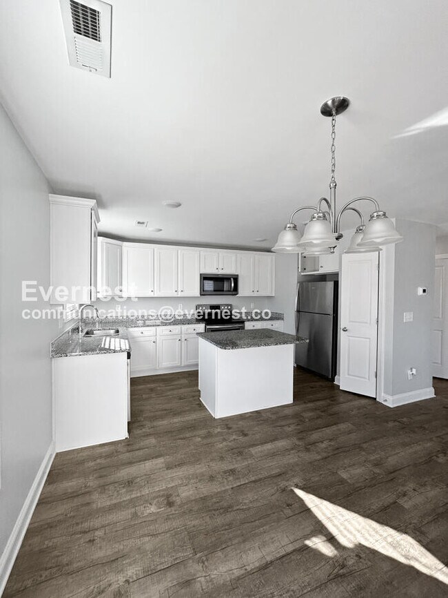 Foto del edificio - 3 Bed/2.5 Bath Home with Off-Street Parking / Pet-Friendly / Vouchers Accepted