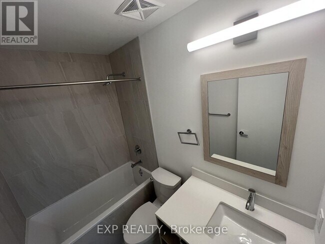 Photo du bâtiment - 1007 The Queensway