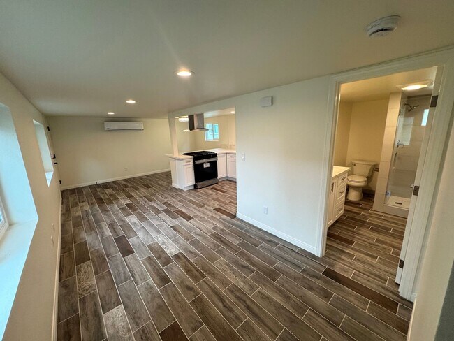 Foto del edificio - Remodeled 2 Bedroom Back House with Private Yard – Santa Paula