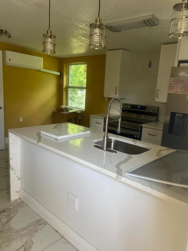 Foto del edificio - 6383 Saxon Blvd