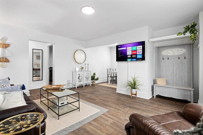 Building Photo - 22 2nd St