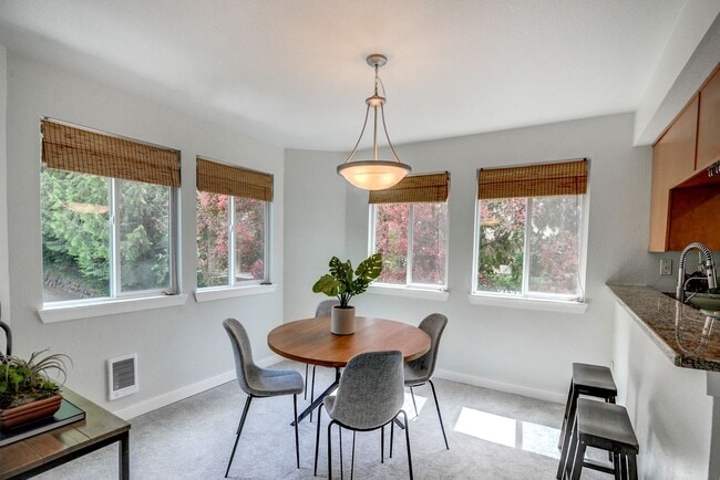 Building Photo - 2bd/1ba Kirkland Condo