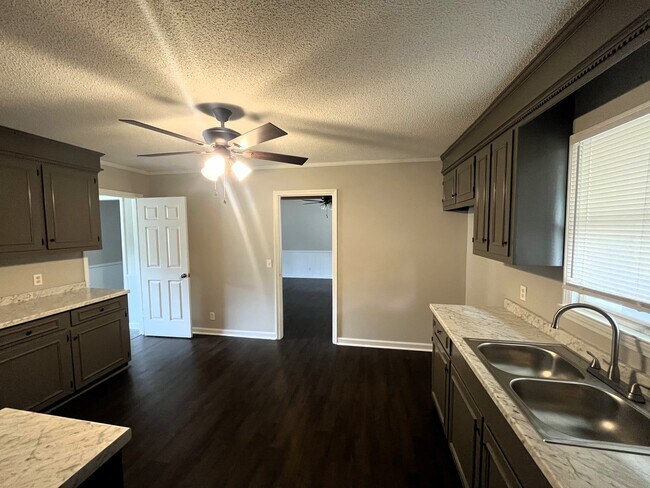 Building Photo - 949 Twin Lakes Dr