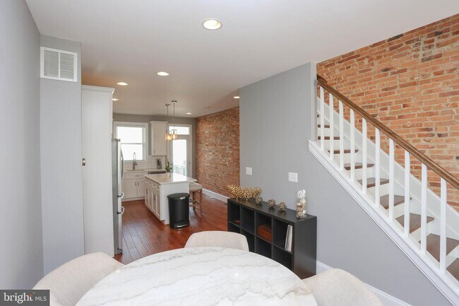 Building Photo - 638 Oldham St