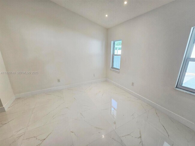 Foto del edificio - 8041 NW 191st St