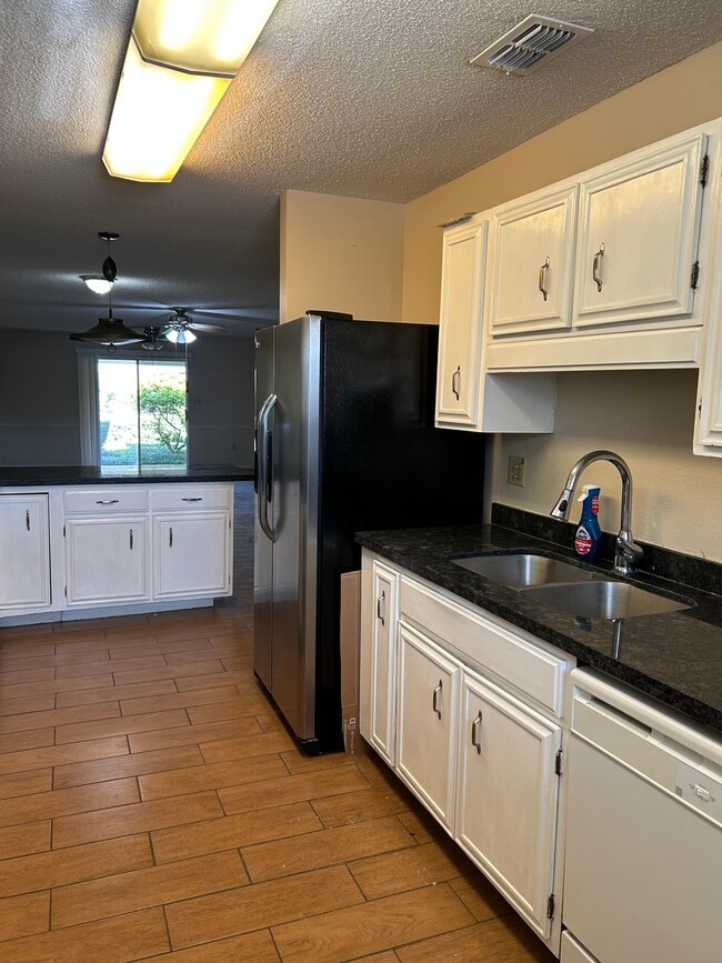 Building Photo - 700 W Fern Ave