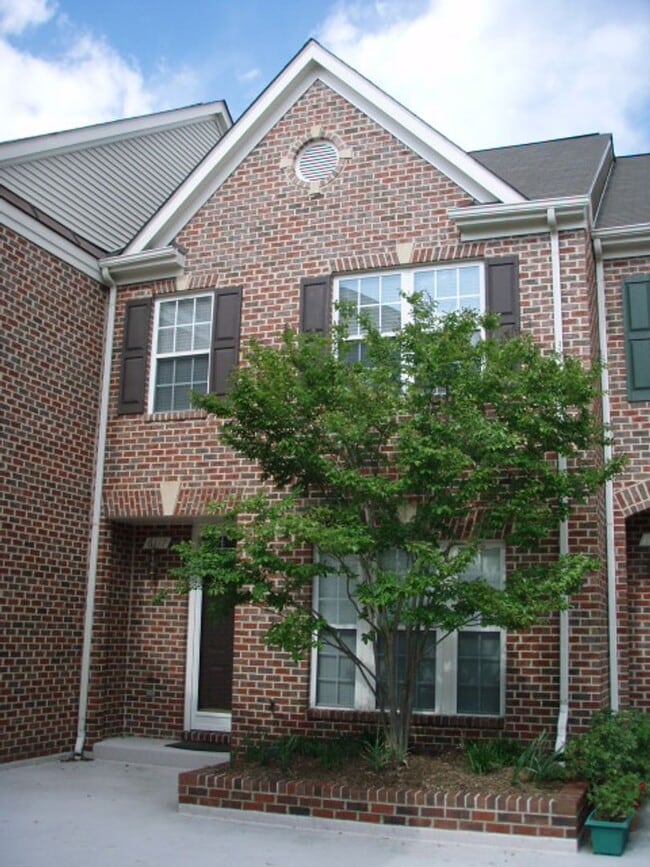 Foto del edificio - Gorgeous 3 Bedroom 3.5 Bathroom Brick Town...