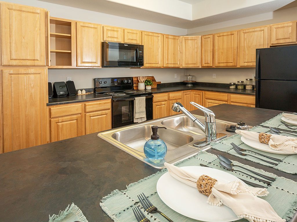 Cocina e isla - Four Seasons at Southtowne Apartments