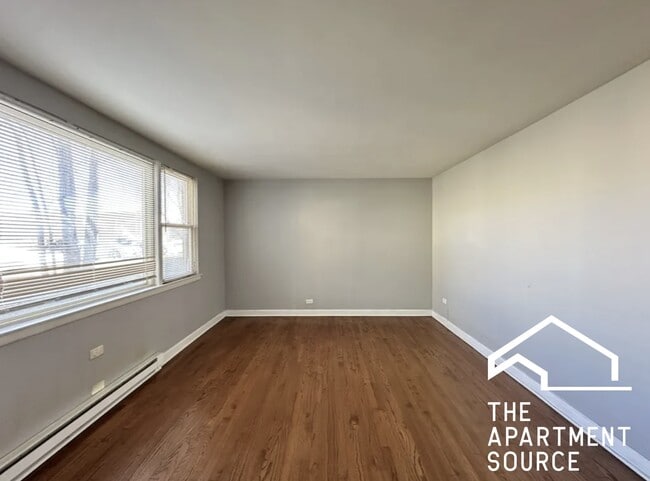 Foto del edificio - 7630 N Milwaukee Ave