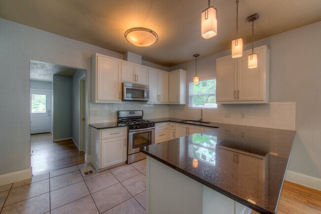 Foto del edificio - AUGUST UT PRE-LEASE: West Campus 5 bed / 3...