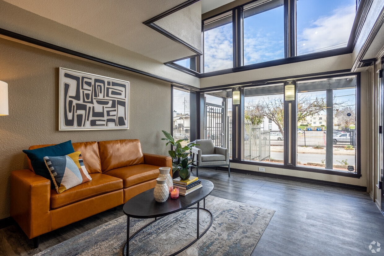 Foto principal - Maverick Oak Lawn Townhomes