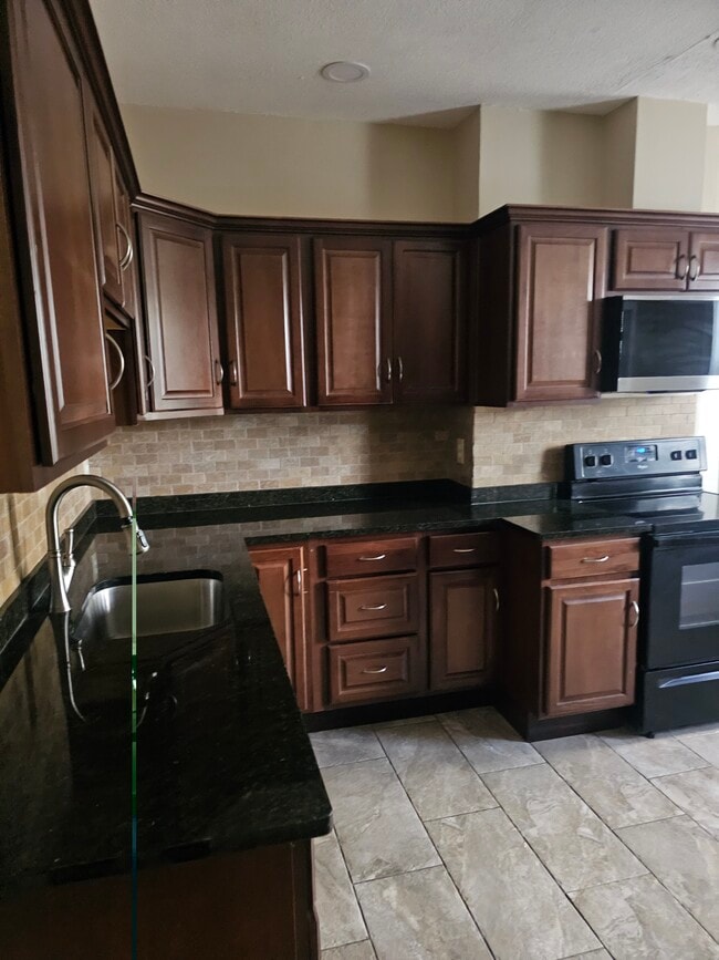 Building Photo - 115 Regent St