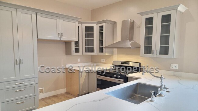 Building Photo - 1-230-232 Riker St