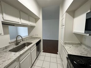Building Photo - 2025 Augusta Dr
