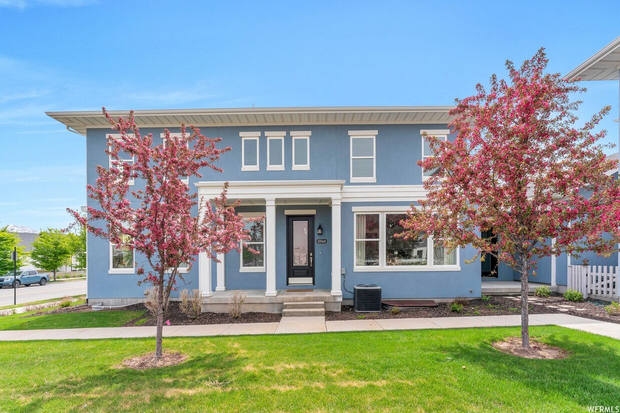 Primary Photo - Spectacular 5 Bed 3.5 Bath Townhome in Day...