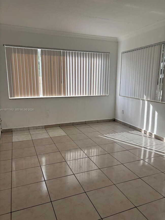 Foto del edificio - 940 NE 170th St