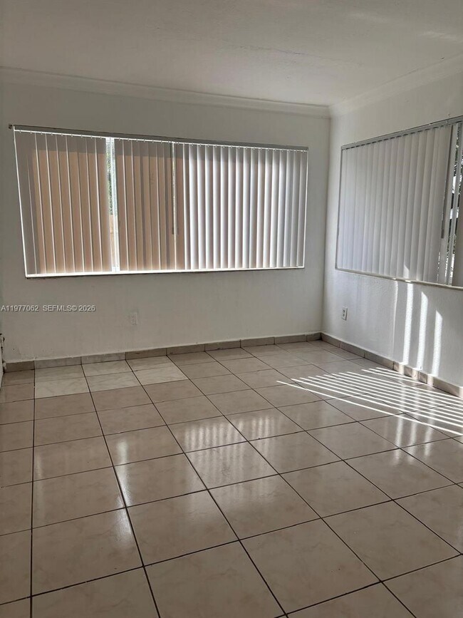 Building Photo - 940 NE 170th St