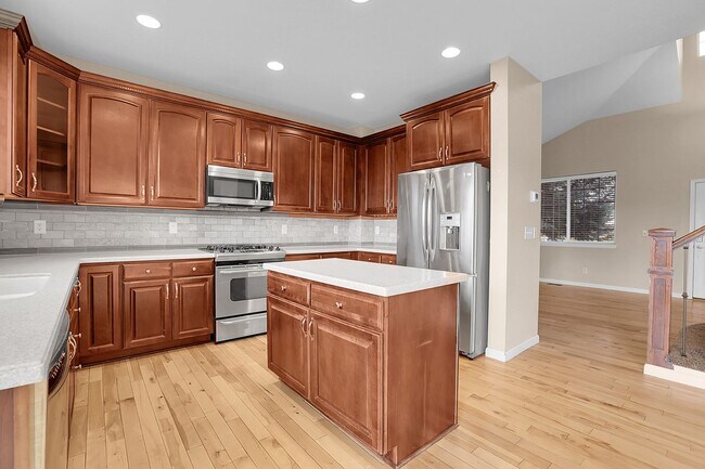 Foto del edificio - Amazing 5-bedroom, 3-bath, 2 car garage in...