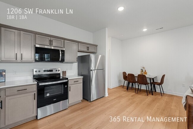 Foto del edificio - 1206 SW Franklin Dr