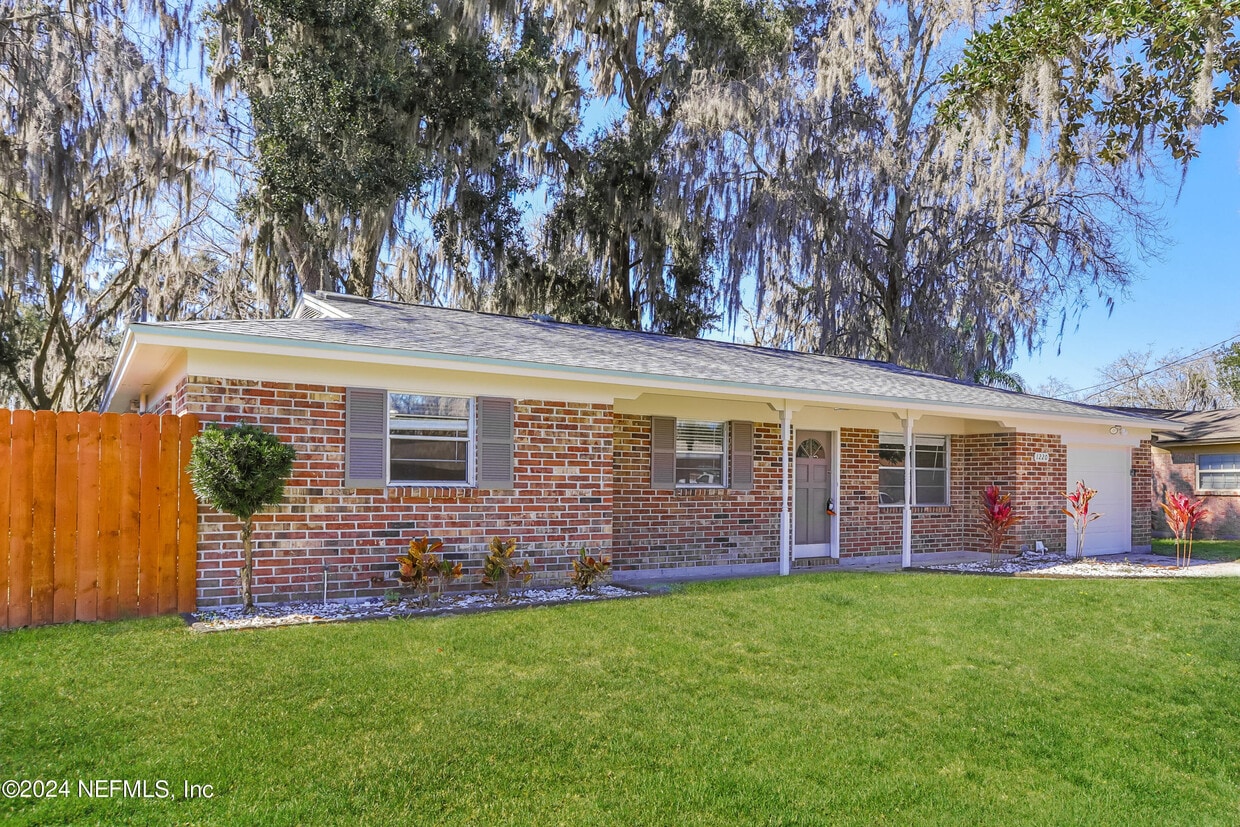 Primary Photo - 1220 Arbor Cir